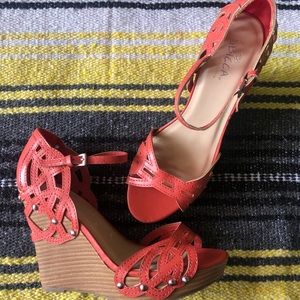Strappy Coral Wedges 🌷